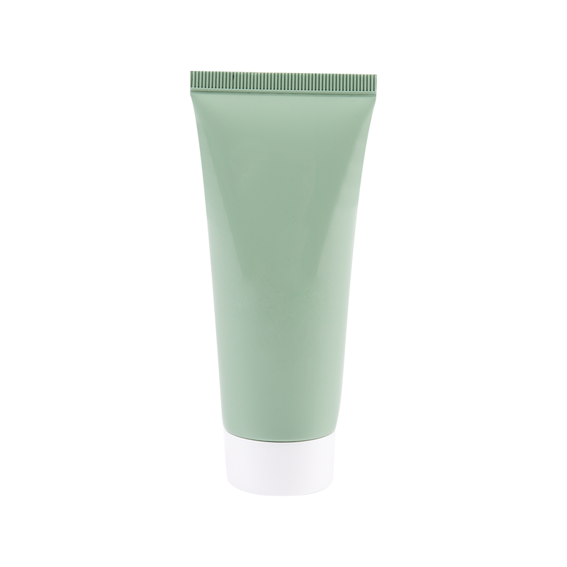Tubo de creme de espreme de plástico amarrado ao oceano macio