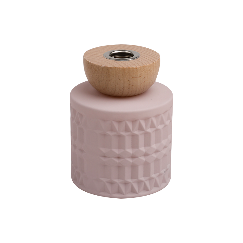 Jarra de fragrância rosa com padrões geométricos com tampa de madeira